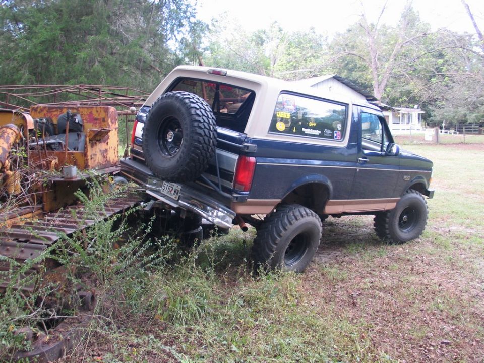 1995 Ford Bronco rear view with spare tire mounted externally