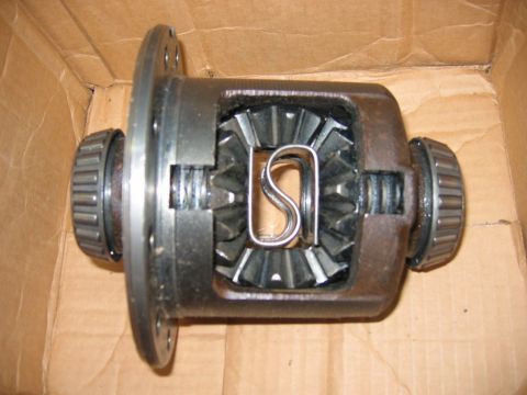 1985 Ford LTD Crown Victoria - A close-up view of a differential assembly, showing its internal gears and a metal clip.