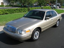 2000 Ford Crown Victoria photo