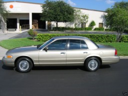 2000 Ford Crown Victoria photo