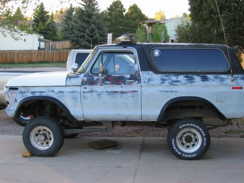1978 Ford Bronco - Sitting on its own, no more jack stands