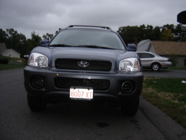 Dark gray Hyundai Santa Fe front view, license plate 8007 XT, parked on asphalt