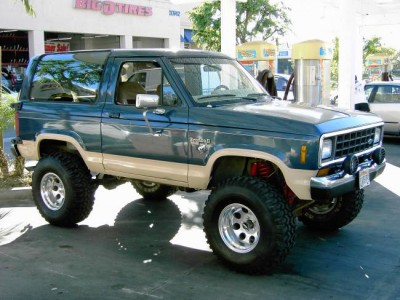 1986 Ford Bronco II - This lifted Ford Bronco II is parked in front of a Big O Tires store.