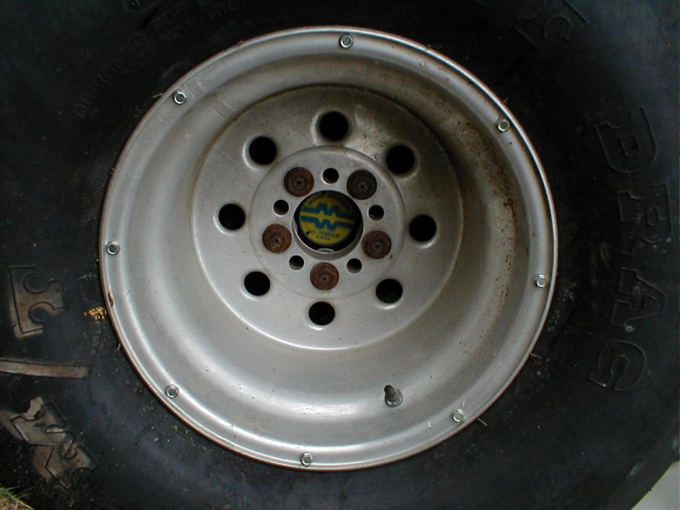 The pretty sticker on the axle. oh them screws arent there for show either...