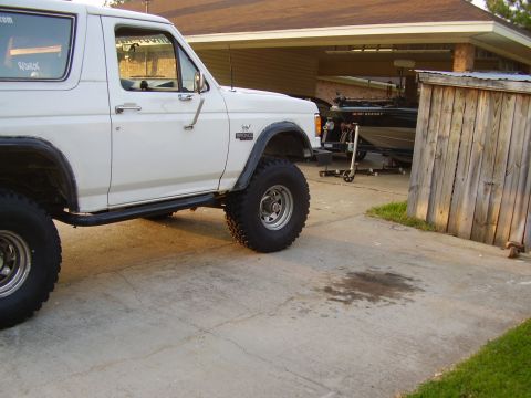 1990 Ford Bronco - GOT THE 32'S BEAT
