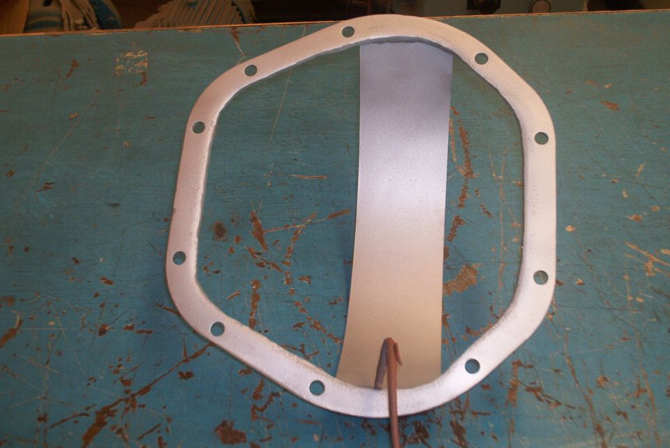 Differential cover gasket with multiple bolt holes