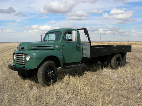 1949 Ford F5 - This flatbed truck appears to be a 1948 model, not a 1949 Ford F5.