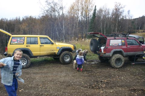 2003 Jeep TJ - Finding the only mud puddle in 100 meters, the girls have to play.