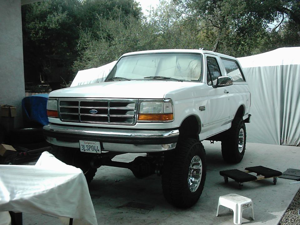 White lifted Ford Bronco, front 3/4 view. License plate reads 3LSP044