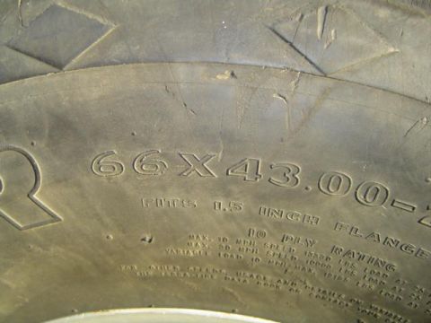 1979 Ford Bronco - A close-up view of a tire shows its size and ply rating, with text from Supermotors.net visible.