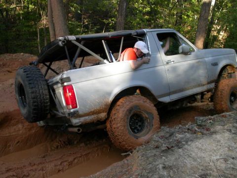 1990 Ford Bronco - Once again, this pic doesn't do it justice. He was seriously tipped over and his left side was damn near dragging the side of that pit.