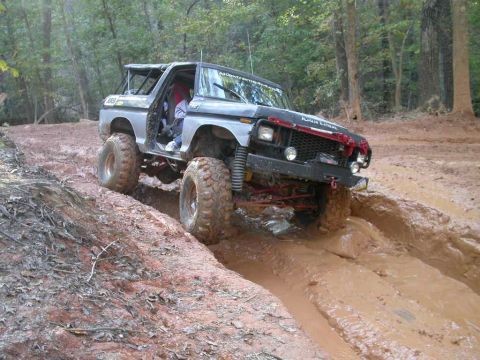 1990 Ford Bronco - HD78Bronco is damn near wider than the pit.