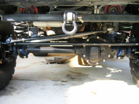 1985 Ford Bronco - front complete with new rebuilt kingpins, 5.13 gears, detroit locker, 35 spline chromoly outters and with warn hubs.