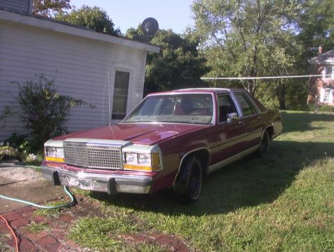 1991 Ford Crown Victoria LTD - This Ford Crown Victoria has a grille that does not match the 1991 model year.