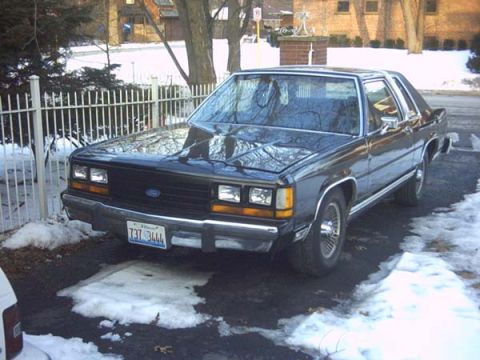1991 Ford LTD Crown Victoria - This sedan's body style suggests an earlier model year than claimed.