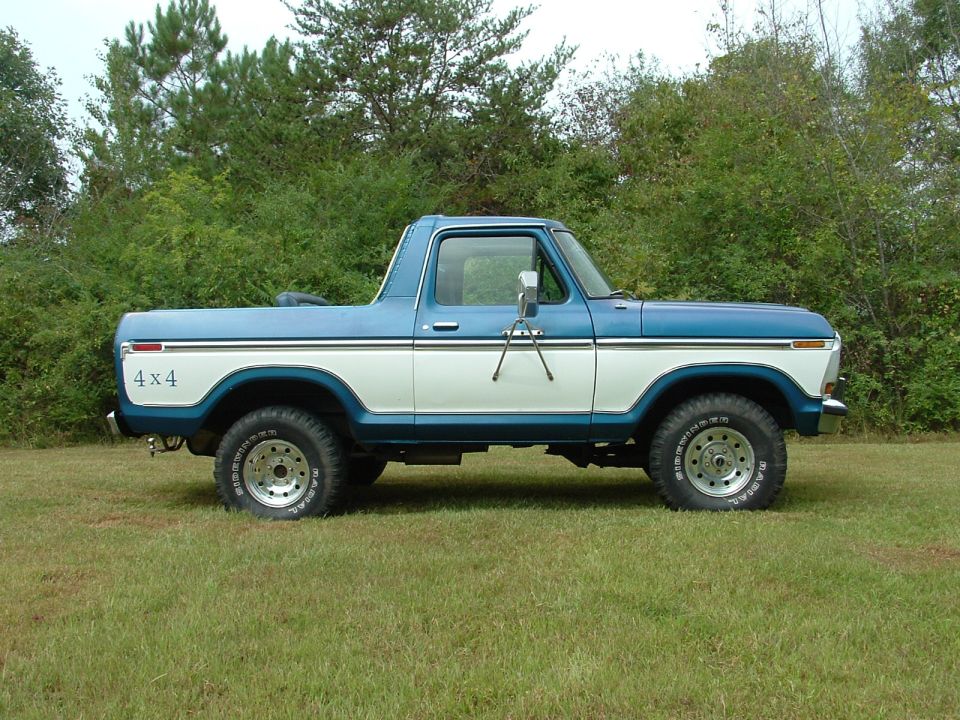 1979 Ford Bronco, blue and white two-tone paint, 4x4 decal on rear fender