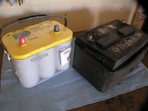 2000 Ford Excursion - Comparing a new Optima battery with an older, used car battery.