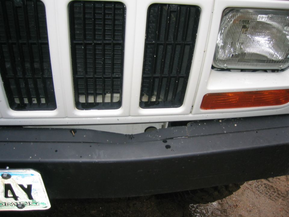 White 1997 Jeep Cherokee front grille and headlight