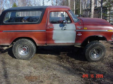 1978 Ford Bronco - This 1978 Ford Bronco shows its side profile, a two-tone paint job with a grey primer section on the driver's door.