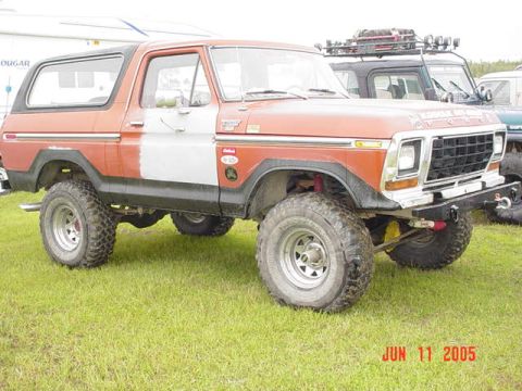 1978 Ford Bronco - This 1978 Ford Bronco features off-road tires and a custom front bumper, seen here in a "Meet & Greet 2005" event.