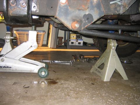 1995 Ford Bronco - At this point I was taking the tranny out for the first time using a method I DO NOT recommend, I will show it to you guys just for learnin…