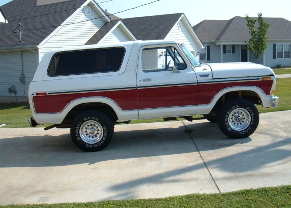 Side view of white and red Ford Bronco SUV parked on driveway