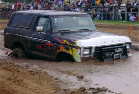 1979 Ford Bronco - better angle of stuck in the sand bog