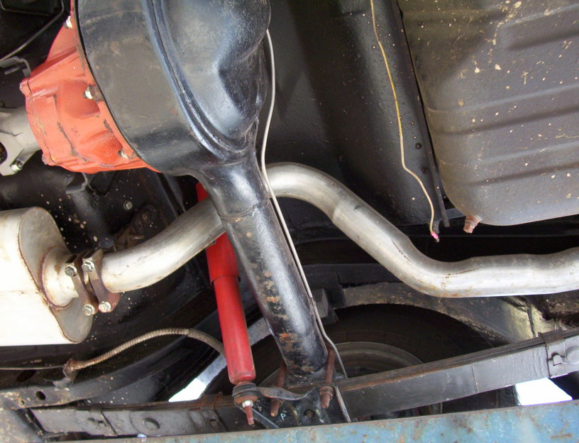 Vehicle undercarriage with exhaust pipe over rear axle and fuel tank