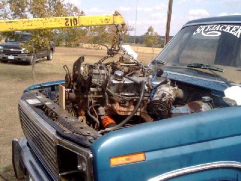 1984 Ford Bronco - pulling motor