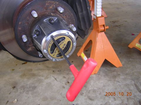 1992 Toyota Hilux - remove the hub screws