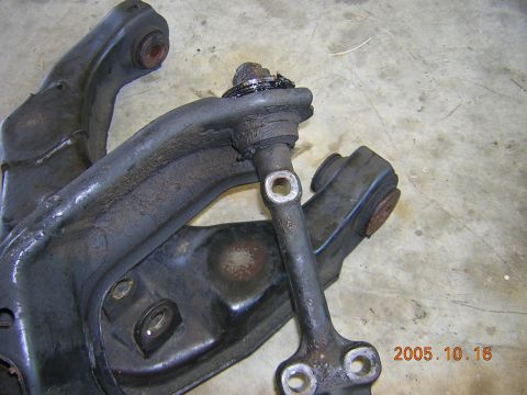 1992 Toyota Hilux - remove the control arms notice the wear and tear