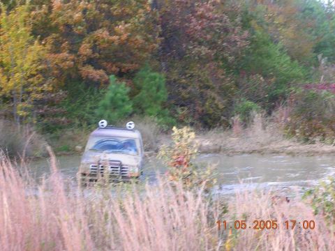1989 Ford Bronco II - Off-roading adventure goes wrong as 1989 Ford Bronco II gets stuck in mud.