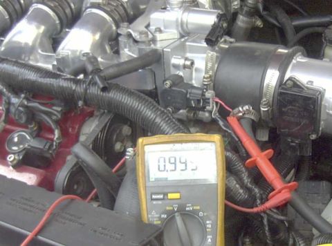 1997 Ford Taurus - Multimeter connected to engine sensors, reading 0.995.