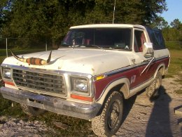 1979 Ford Bronco - This 1978-1979 Ford Bronco features a distinctive bull horn decoration on its hood and a two-tone red and white paint scheme.
