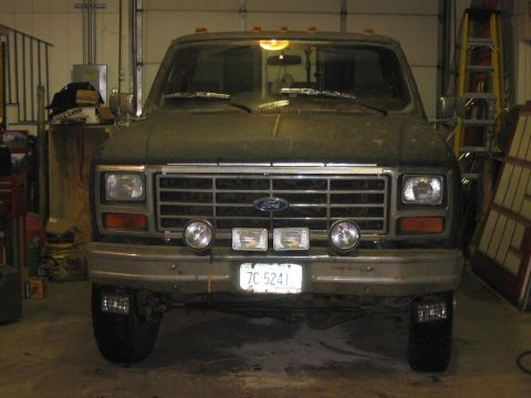 1985 Ford F-350 - This 1985 Ford Econoline van is seen from the front, equipped with auxiliary lighting.
