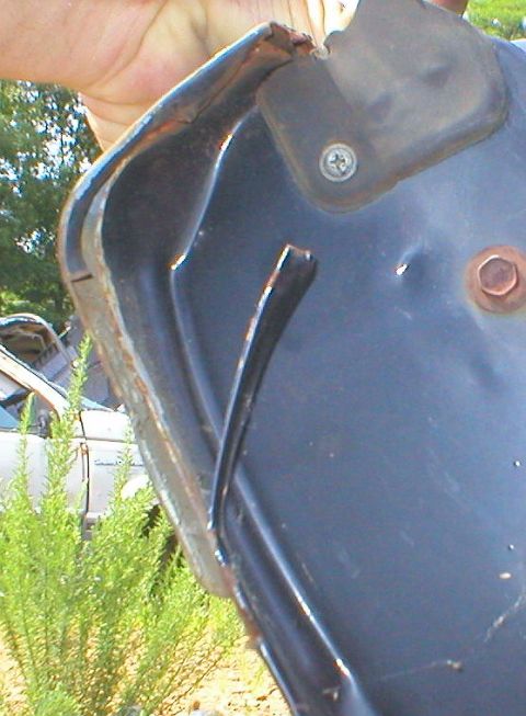 1983 Ford Bronco - Some tailgates split here on the R side at the top due to the stress applied by the outside tire carrier. The small tab at the end cracks,…