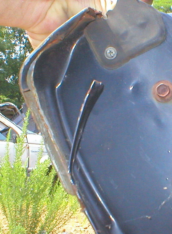 Some tailgates split here on the R side at the top due to the stress applied by the outside tire carrier.  The small tab at the end cracks, putting all the load on the t/g skin, which eventually cracks & peels like this.

For more info, see [url=http://www.supermotors.net/registry/2742/71437-4]these pics[/url].