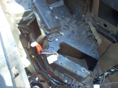 1994 Ford Crown Victoria - With the box off the firewall, the heater core cover can be removed. It's not necessary to remove the servo, which I did. Any coolant resid…