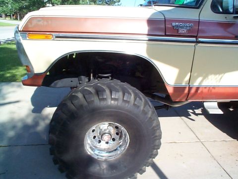 1979 Ford Bronco - This 1979 Ford Bronco XLT features a two-tone paint scheme and oversized off-road tires.