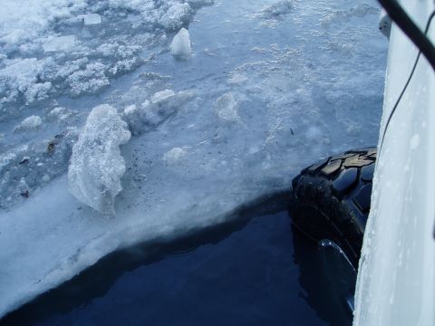 2000 Ford E350 - Tire against ice shelf
