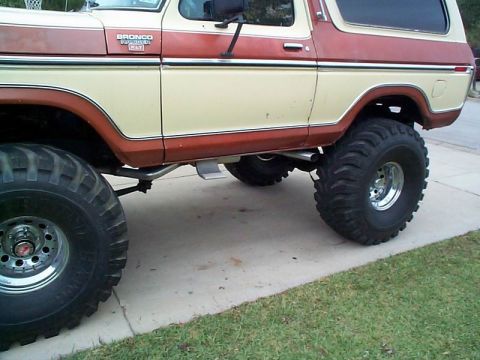 1979 Ford Bronco - This lifted 1979 Ford Bronco features a two-tone paint scheme and aggressive off-road tires.