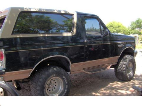 1995 Ford Bronco - Tires are bad but the wheels are in very good shape.