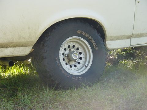 1989 Ford Bronco - Close-up of the wheel and fender of a 1989 Ford Bronco, fitted with Pro Comp Mud Terrain tires.
