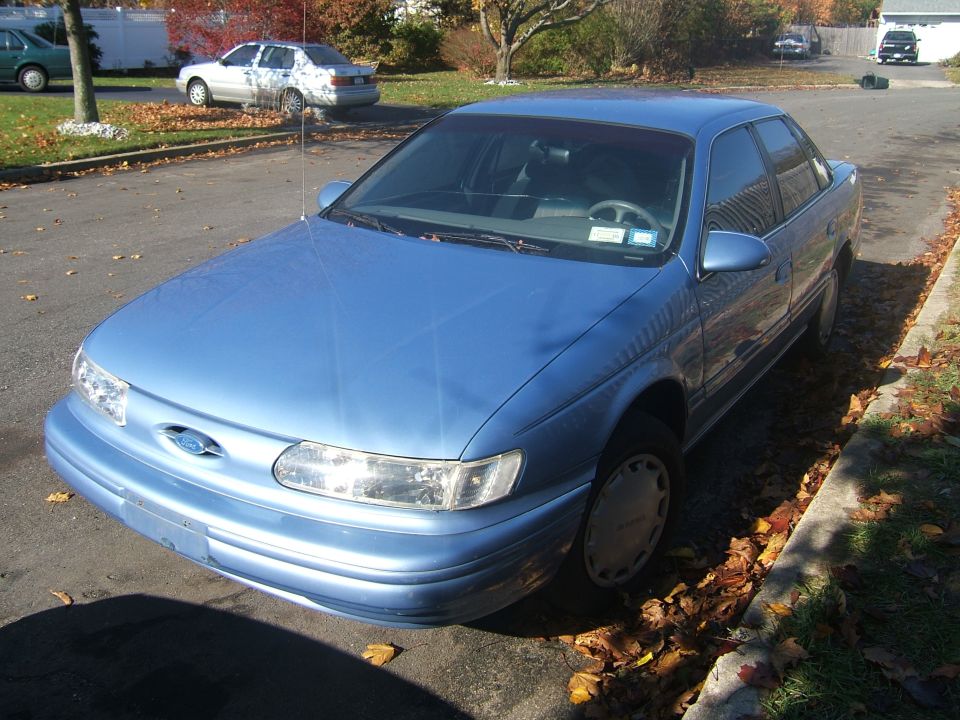 Blue 1994 Ford Taurus sedan, 3q-front view