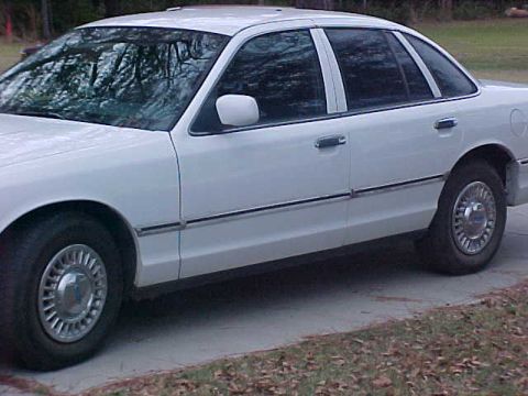 1993 Ford Crown Victoria - This 1993 Ford Crown Victoria is shown from its side profile.