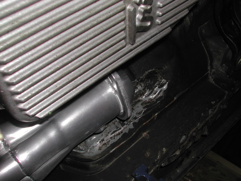 Exhaust pipe connection to engine block