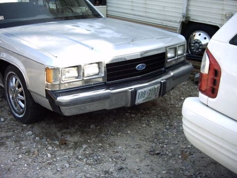 1991 Ford LTD Crown Victoria - Front view of a 1991 Ford Crown Victoria LTD with a license plate.
