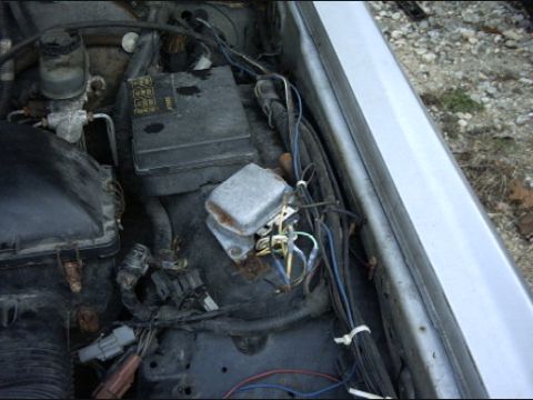 1991 Ford LTD Crown Victoria - Close-up of engine bay wiring and fuse box, with a Supermotors.net watermark.