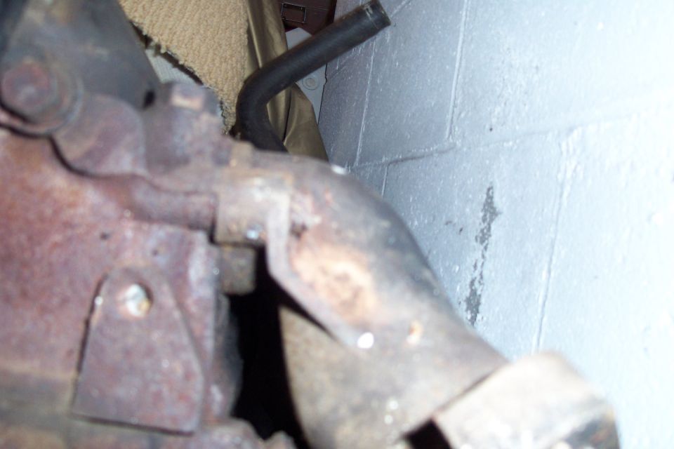 Engine exhaust manifold with a bent pipe