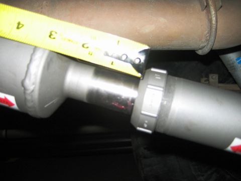 1985 Ford Bronco - A yellow tape measure is used to measure a vehicle's driveshaft.